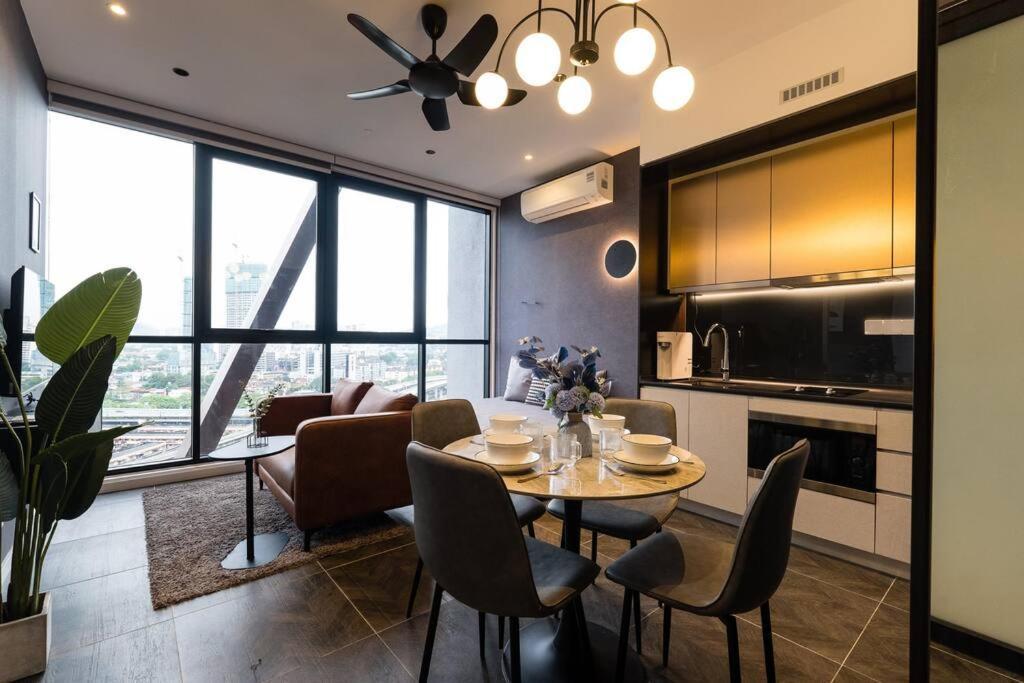 Klcc Musicalsty5Pax At Scarletzsuites Kuala Lumpur Exterior photo
